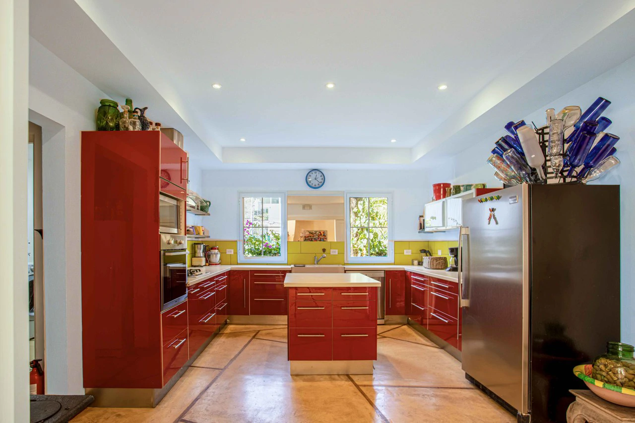 LUXURY PROPERTY HOUSE AND 5 APARTMENT SANTA ANA: Incredible property to live or invest. Ideal for single space. . This beautiful property measures 4857 m2 of lot with a street front of 23m2 and 432 m2 - Gallery image 11