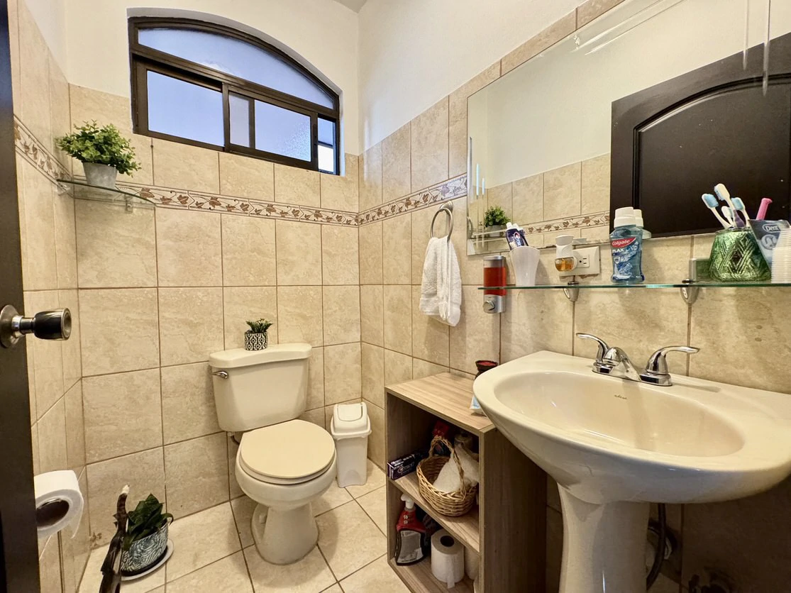 Residencial Los Crotos: Spacious 100% Concrete Home for Sale San Pablo de Heredia - Gallery image 9