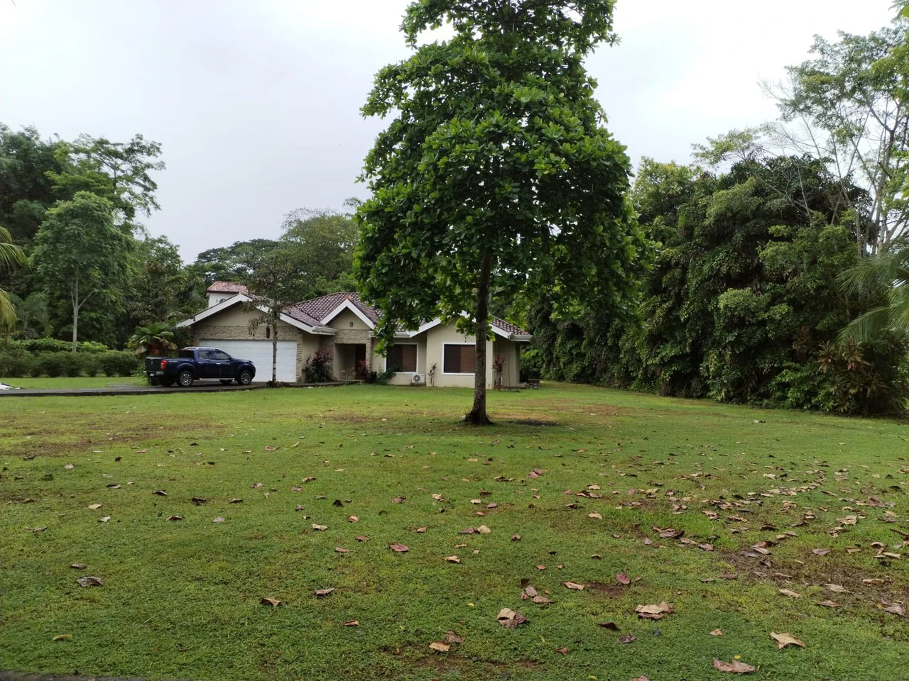 Amazing Home on Huge Lot Near the Beach - Gallery image 2