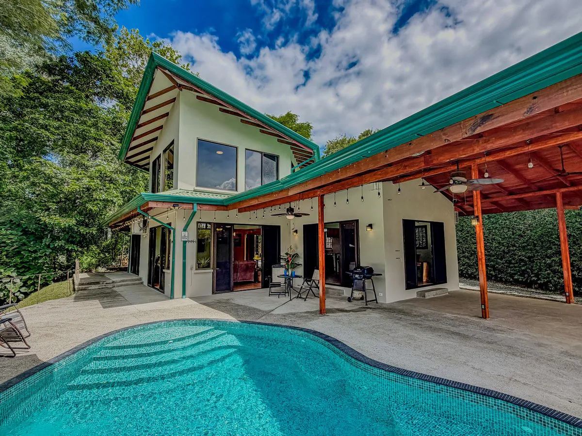 0.8 ACRES- 2 Bedrooms w/ Conversion Potential to 3 Bedrooms, 2 Full Bathrooms, Saltwater Pool, 8min to Dominical, and TWO 4×4 Vehicles Included!!!