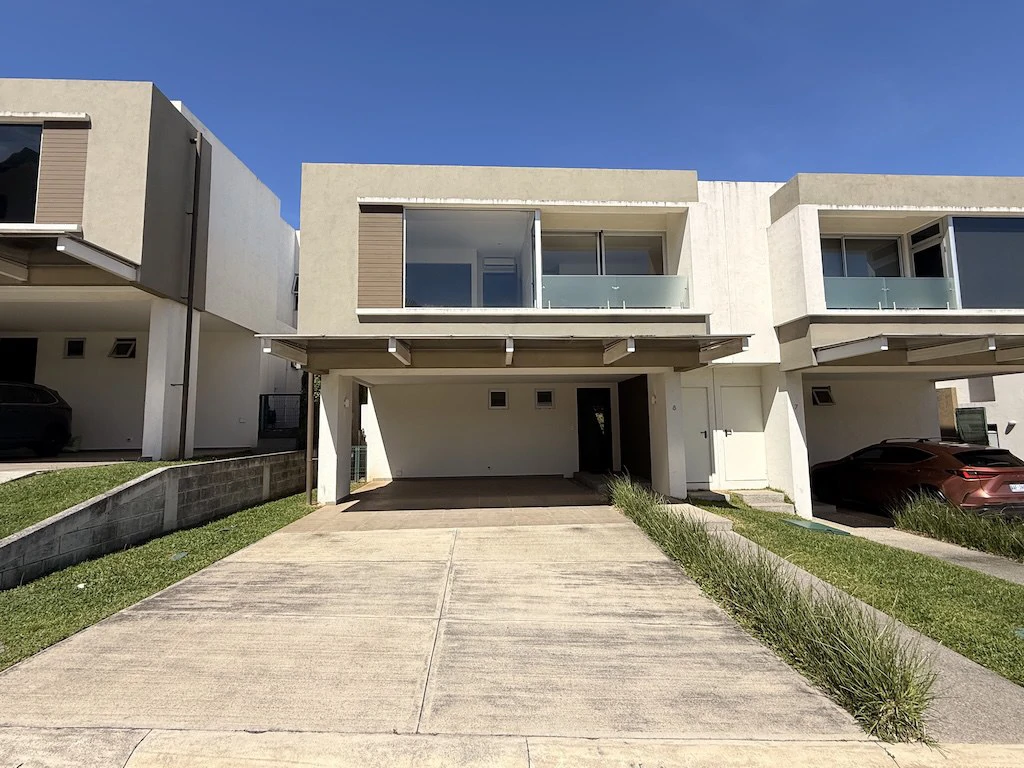 Casa de 4 Habitaciones + Sala de TV en Condominio Dukana: Townhouse For Sale in Guachipelín - Gallery image 2