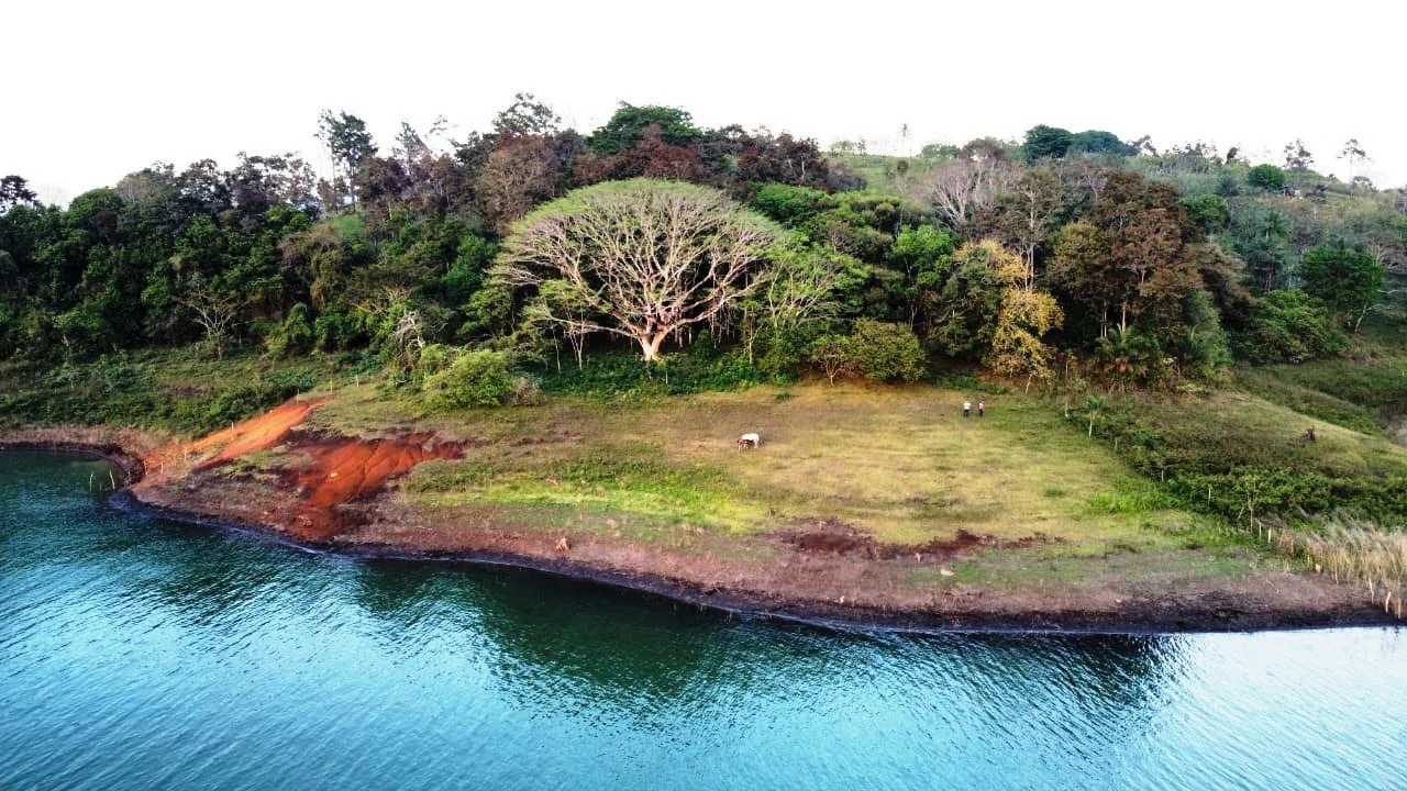 10.350 m2 Lakefront Property on Lake Arenal: Lakefront - 200 m2 bungalow with 10,350 m2 private land (building land) on Lake Arenal - Gallery image 4