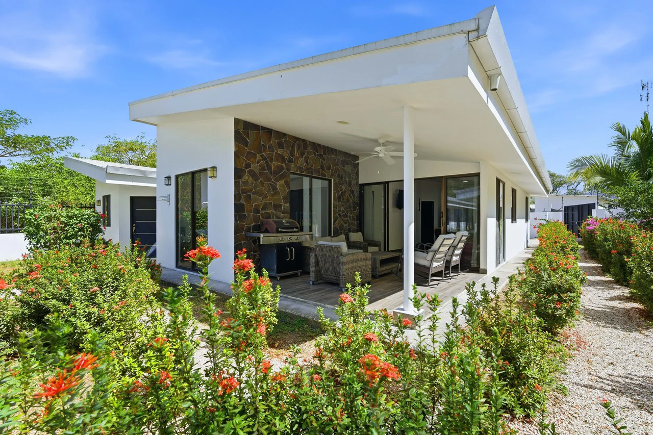 Three Mermaids: Beachfront 10-Bedroom Pod-Style Residence with Pool in Playa Flamingo - Gallery image 18