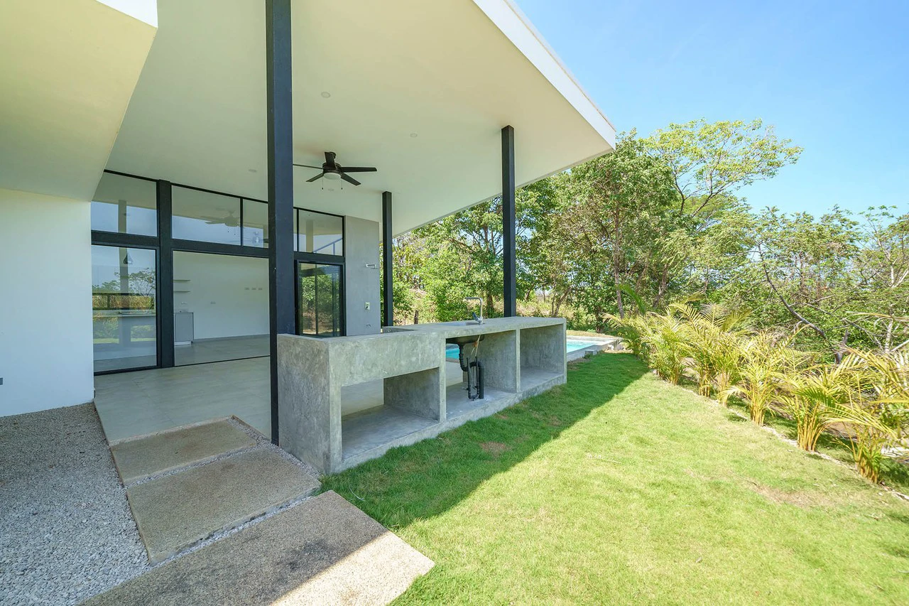 Seaside Bliss: 2-Bedroom Home with Pool, Close to Pristine Beaches - Gallery image 8