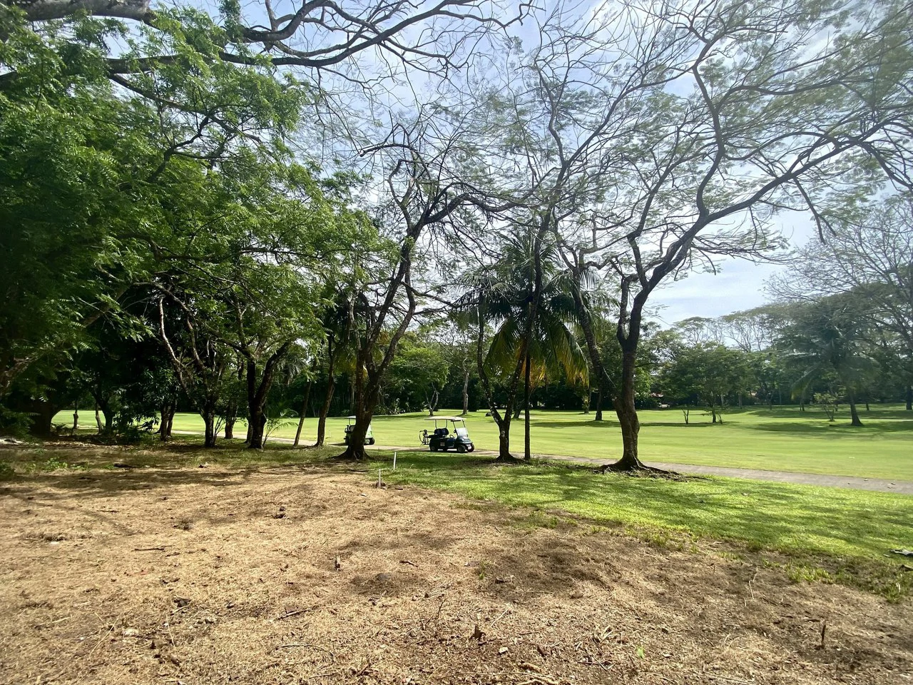 $340,000 USD Golf Garden Lot for Sale:  Build your dream home today! Gated Los Delfines Golf & Country Club Beachfront Village:  - 5 min walk to Swimming beach in Bahia Ballena on the Southern Nicoya  - Gallery image 9