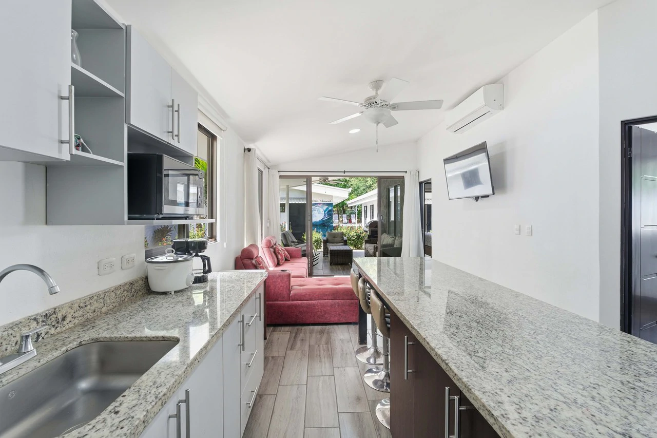 Three Mermaids: Beachfront 10-Bedroom Pod-Style Residence with Pool in Playa Flamingo - Gallery image 24