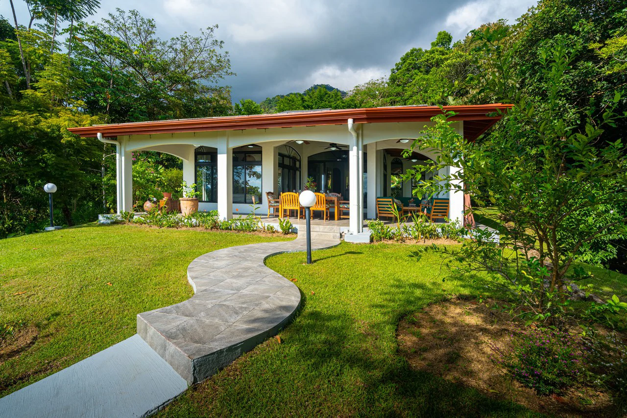 Villa Allamanda: Privacy Galore, Ocean, Jungle and Mountain Views - Gallery image 28