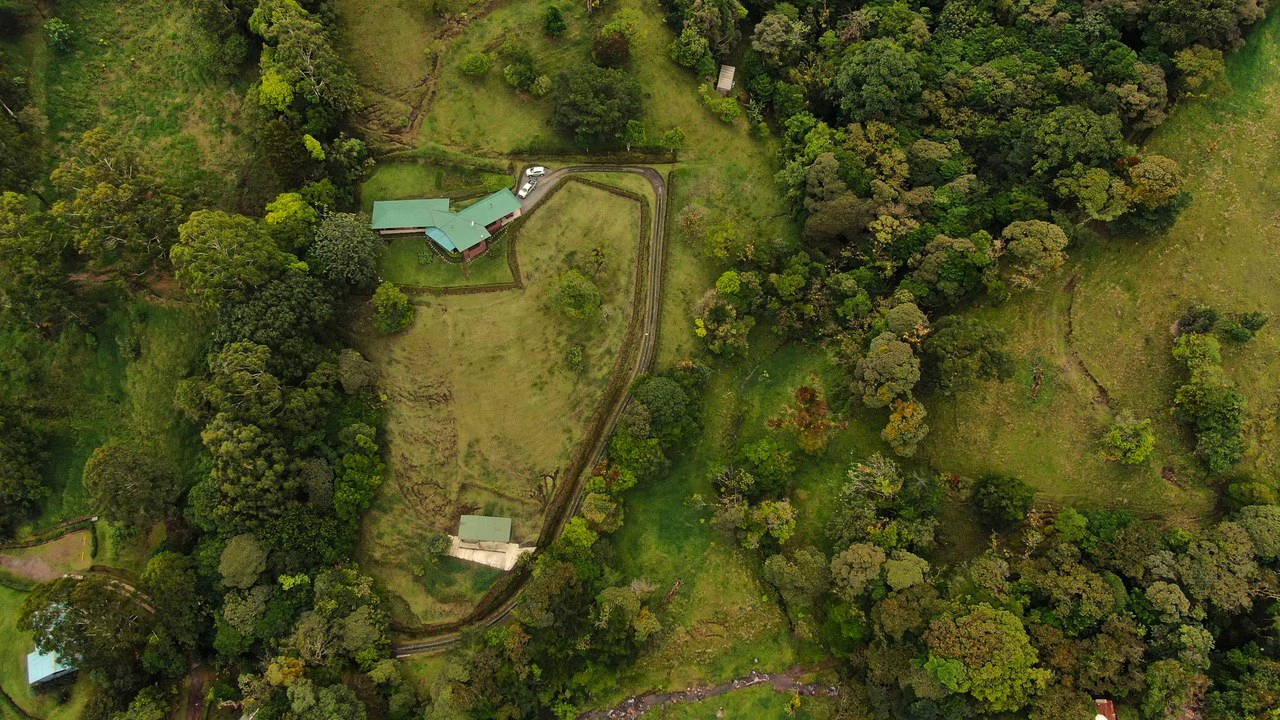Hidden Paradise in Monteverde. Sierra Verde SV0125: 5 Hectares with Spectacular Views, a Beautiful and Cozy Main House and Caretaker’s Home Just 10 Minutes from Monteverde - Gallery image 4