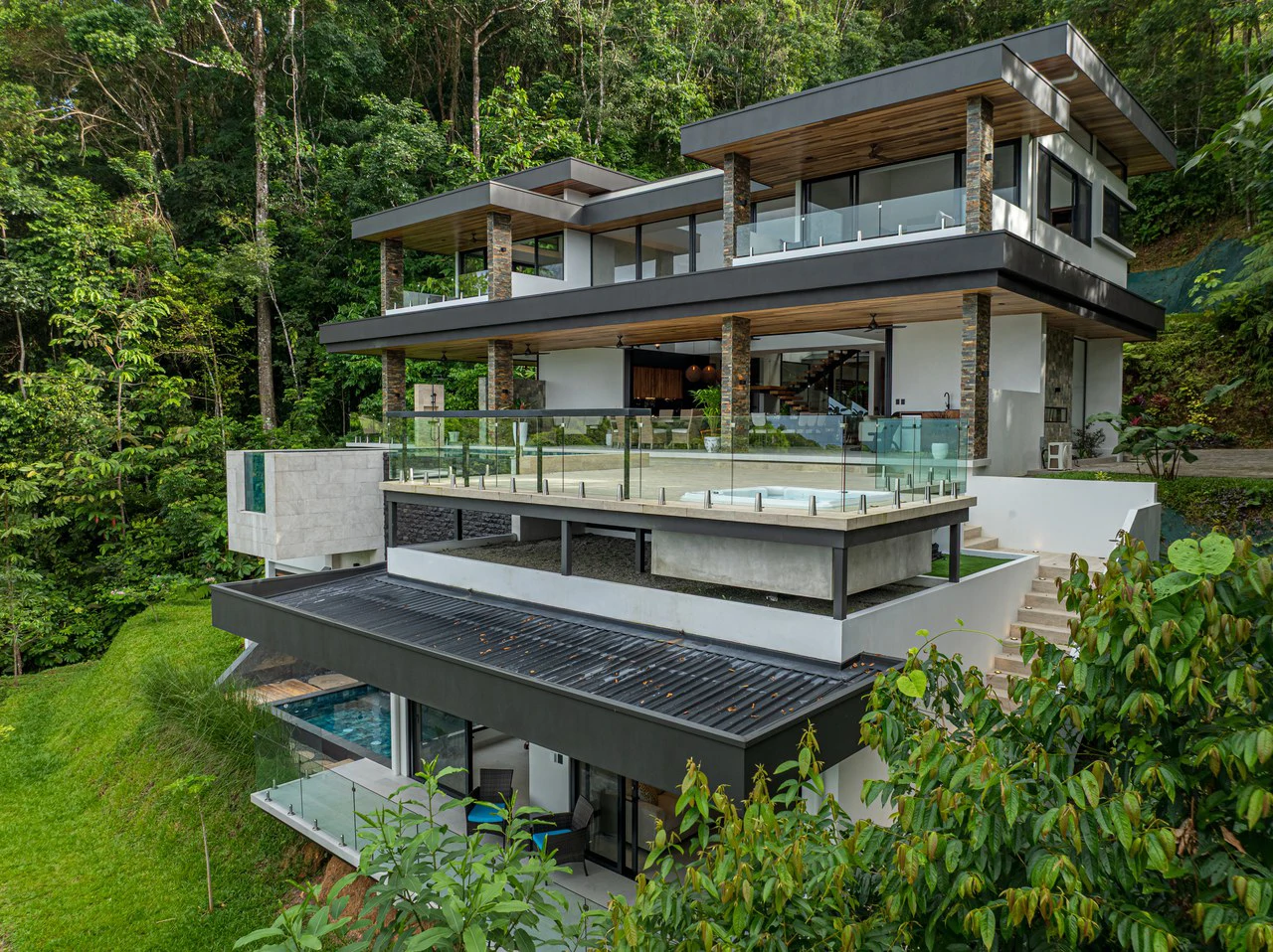 Casa Koules: Architectural 5-Bedroom Oceanview Estate in Prestigious Costa Verde Estates - Gallery image 2