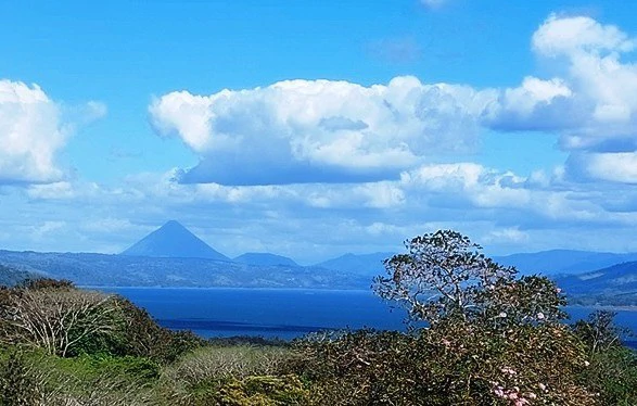 BREEZY HILLS: Lake and Volcano view lot with container cabin - Gallery image 6
