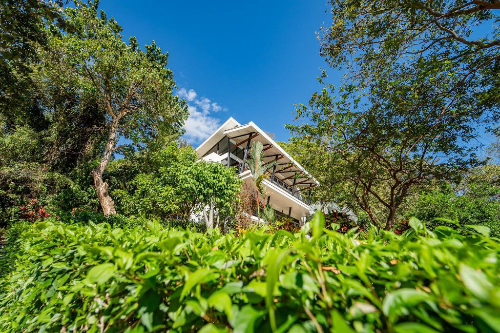 Casa Que Pasa: Exquisite Contemporary Hillside Home in a 1.6-acre Property Overlooking The Pacific Ocean - Enjoy Coastal Living in a Prime Location - Gallery image 34