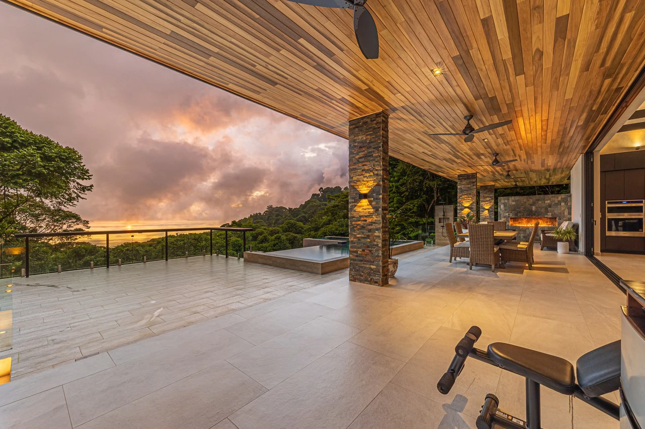 Casa Koules: Architectural 5-Bedroom Oceanview Estate in Prestigious Costa Verde Estates - Gallery image 3