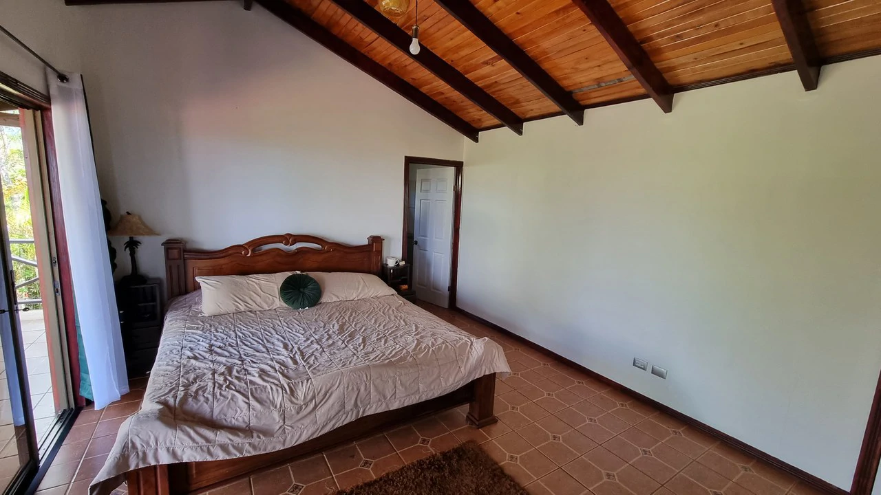 CASA SANTA ELENA: BEAUTIFUL HOUSE FOR SALE, WITH AMAZING VIEWS, 4 BDRM IN THE HEART OF SANTA ELENA - Gallery image 7