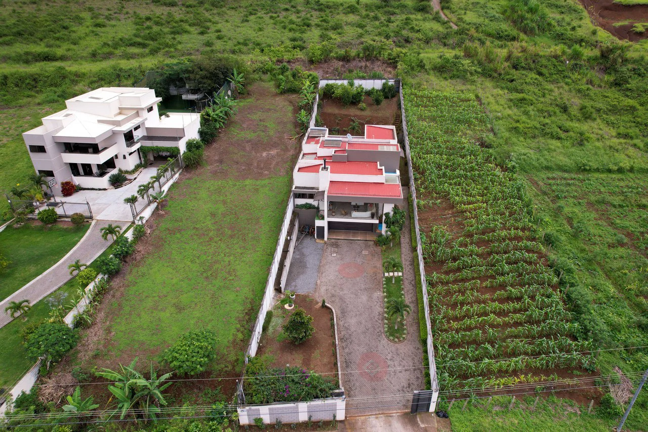 Exclusive 3-Level House in Los Tucanes, San Ramón, Costa Rica - Gallery image 2