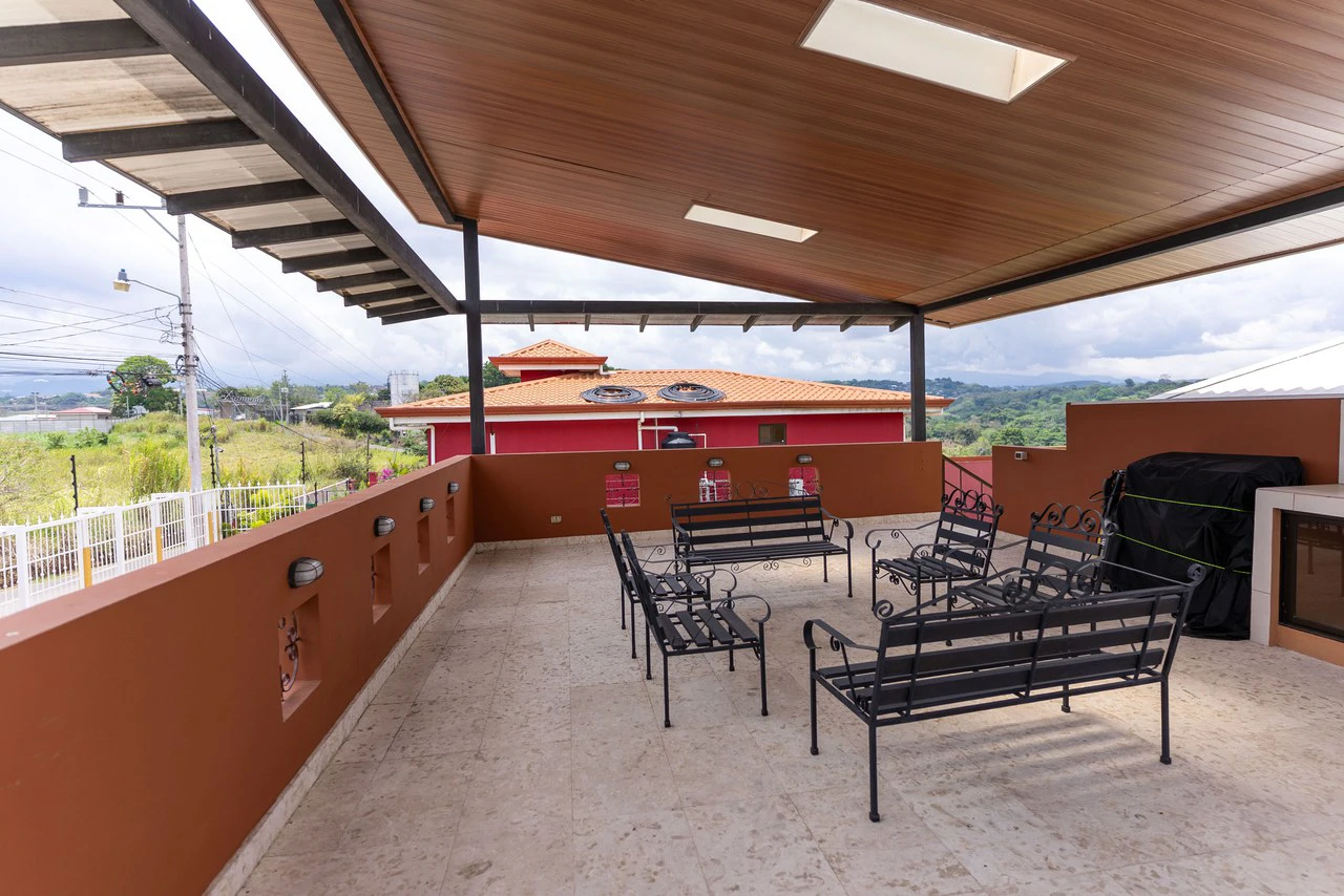 Modern Furnished Home Just 5 Minutes from Downtown Grecia - Gallery image 32