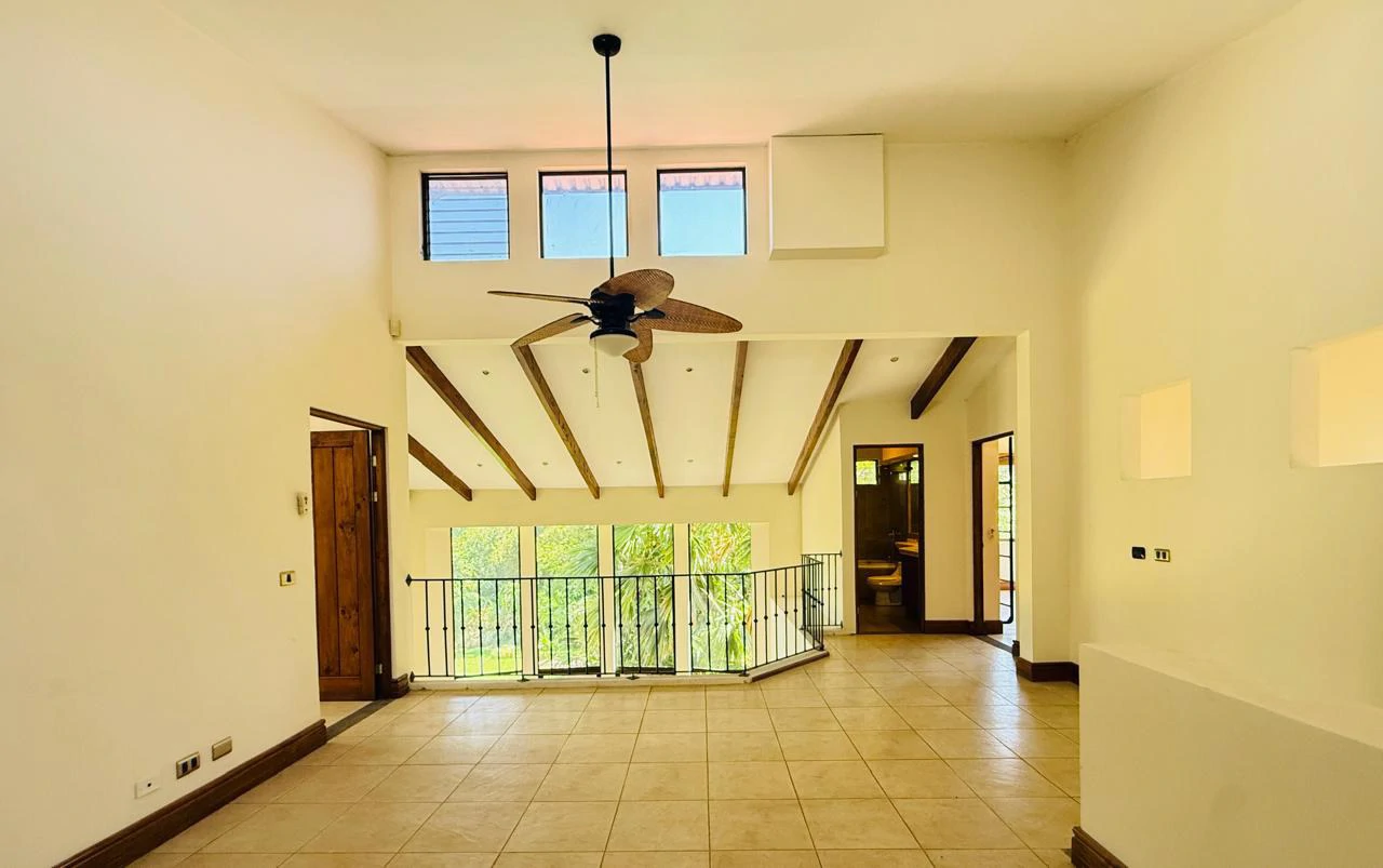 House for Sale with 1,732 sq m Garden in an Exclusive Gated Community in Ciudad Colón - Gallery image 9