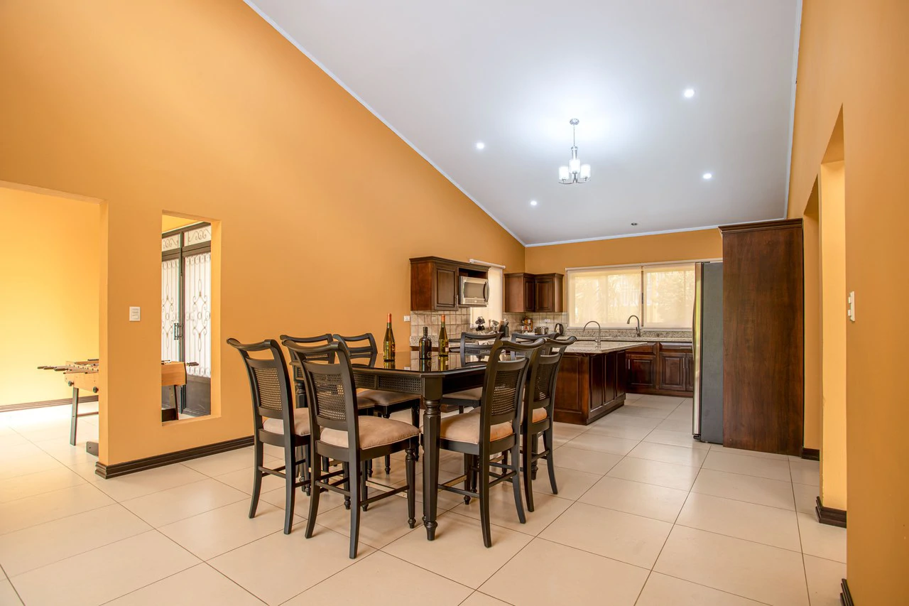 Modern Furnished Home Just 5 Minutes from Downtown Grecia - Gallery image 15