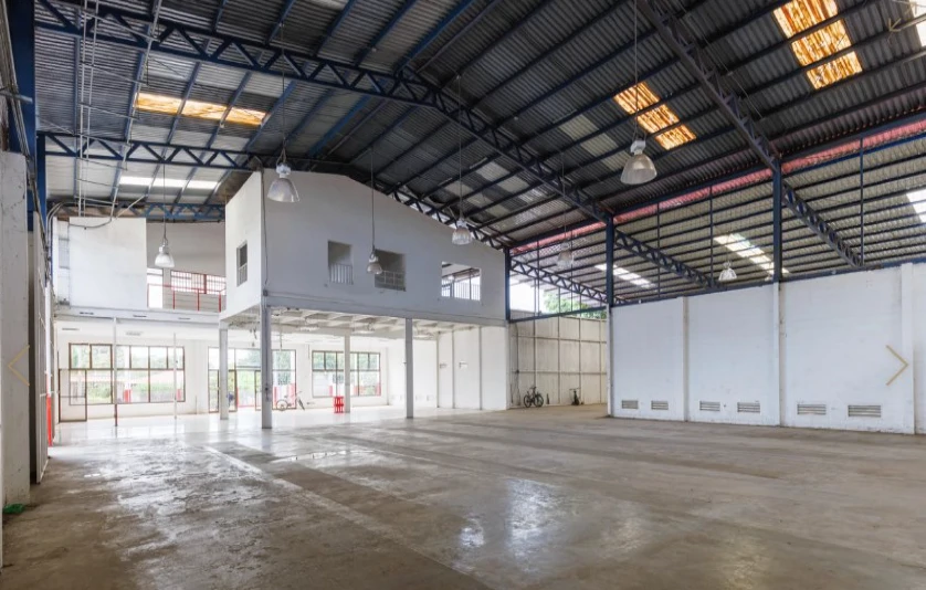 Warehouse: Commercial Bodega with Easy Access! - photo 2