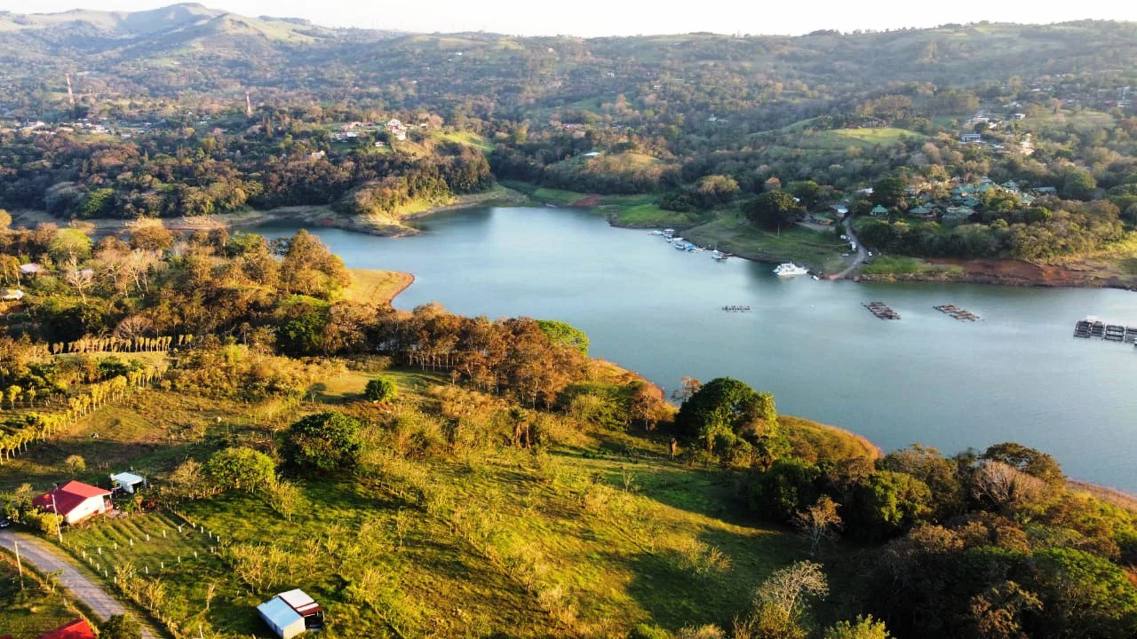 10.350 m2 Lakefront Property on Lake Arenal: Lakefront - 200 m2 bungalow with 10,350 m2 private land (building land) on Lake Arenal - Gallery image 9