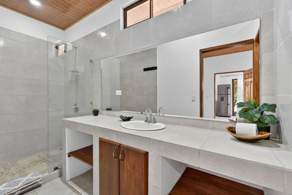 Villa Los Monos: High-Income 9-Unit Rental Property Near Playa Grande - Gallery image 15