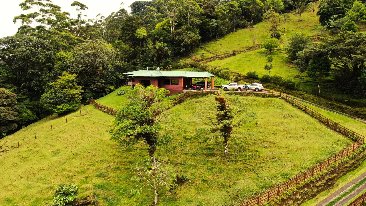Hidden Paradise in Monteverde. Sierra Verde SV0125: 5 Hectares with Spectacular Views, a Beautiful and Cozy Main House and Caretaker’s Home Just 10 Minutes from Monteverde