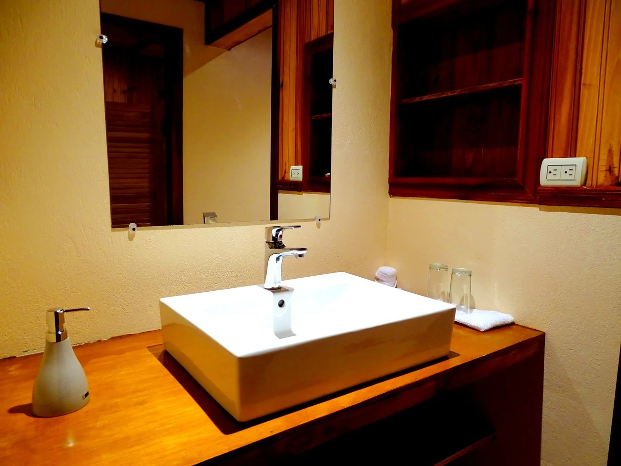 Unique Hotel in Monteverde. Cerro Plano.: Established 11-Room Hotel with Apartments in Monteverde – Prime Location & Proven Track Record - Gallery image 25