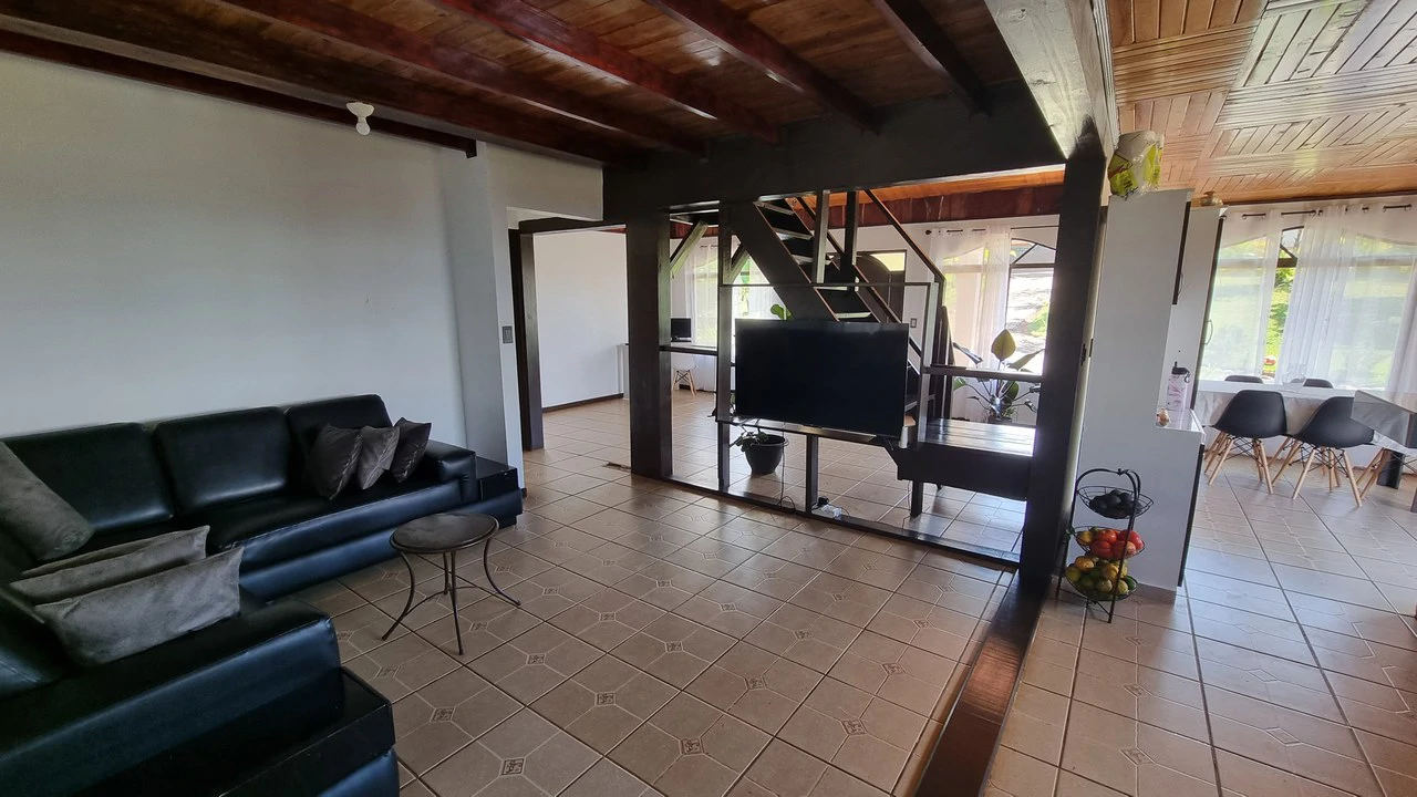 CASA SANTA ELENA: BEAUTIFUL HOUSE FOR SALE, WITH AMAZING VIEWS, 4 BDRM IN THE HEART OF SANTA ELENA - Gallery image 16