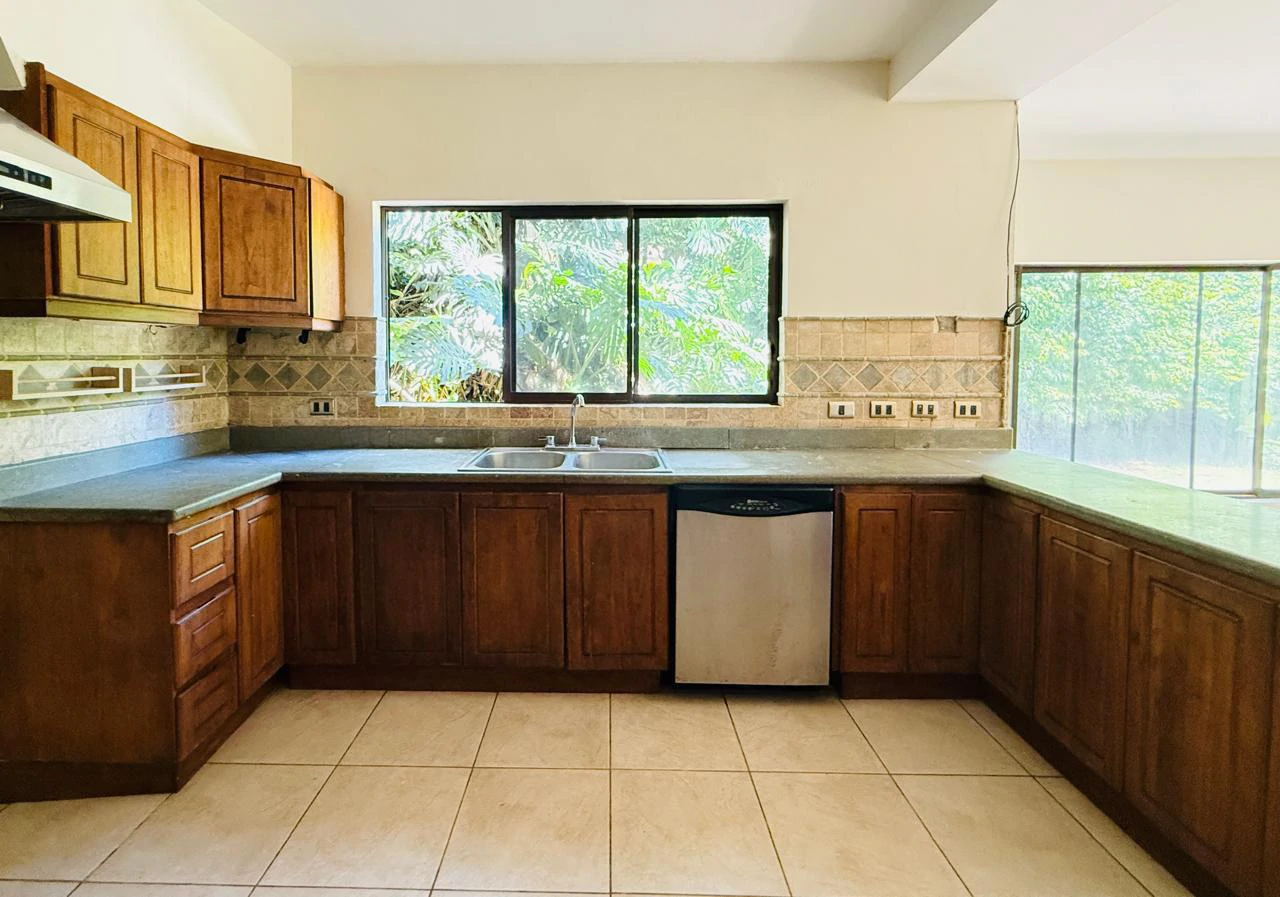 House for Sale with 1,732 sq m Garden in an Exclusive Gated Community in Ciudad Colón - Gallery image 5