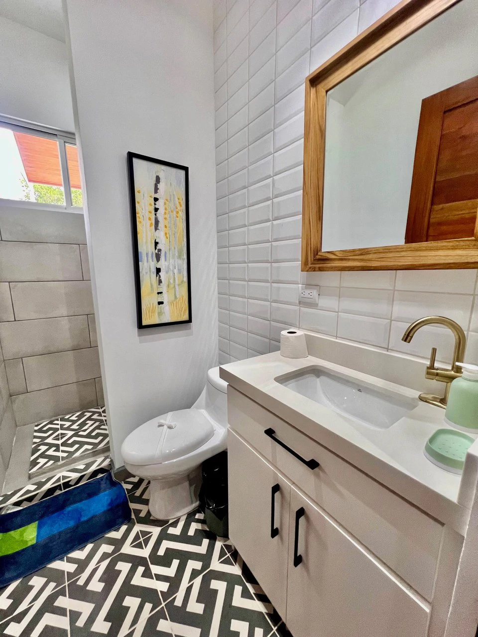 0.17 ACRES – 3 Bedrooms, Brand New Luxury Home in Uvita, Minutes From Beaches and Services, Wooded Lot, Year Round Stream, Private And Fully Furnished, Ready to Move!!! - Gallery image 16