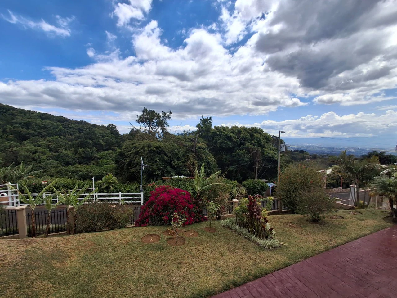 Magnificent mansion: Luxury Home + Pool, 3 Villas + Views! - Gallery image 15