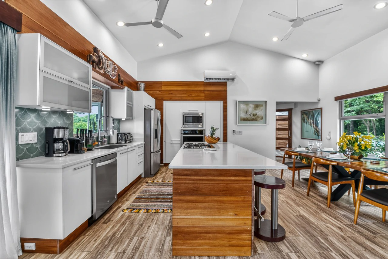 Casa Pochote: Artisan Luxury Villa Near Tamarindo | Pool, Jacuzzi & Langosta Beach Club Membership Included - Gallery image 8