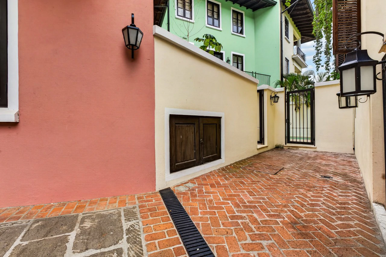 16 Avenida La Antigua: Renovated Turn- Key Living in the Heart of Las Catalinas - Gallery image 26