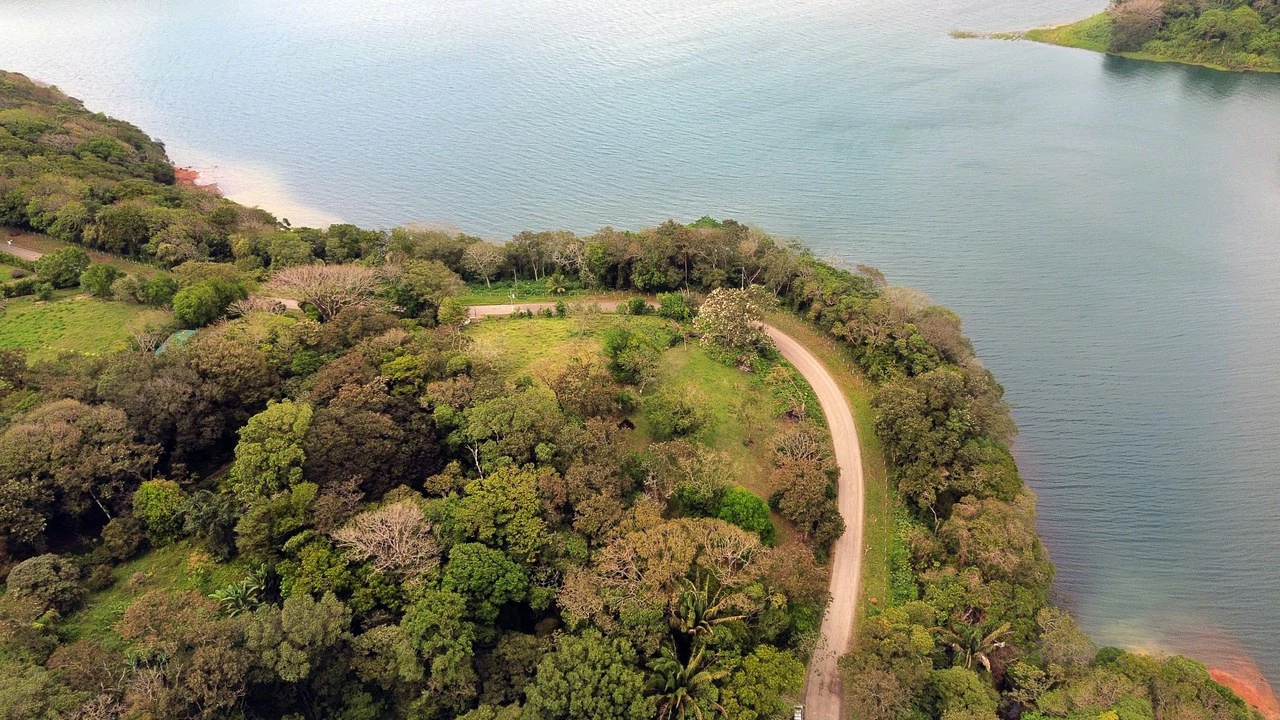 LAGO AZUL: Lake View lot of just under 1 acre