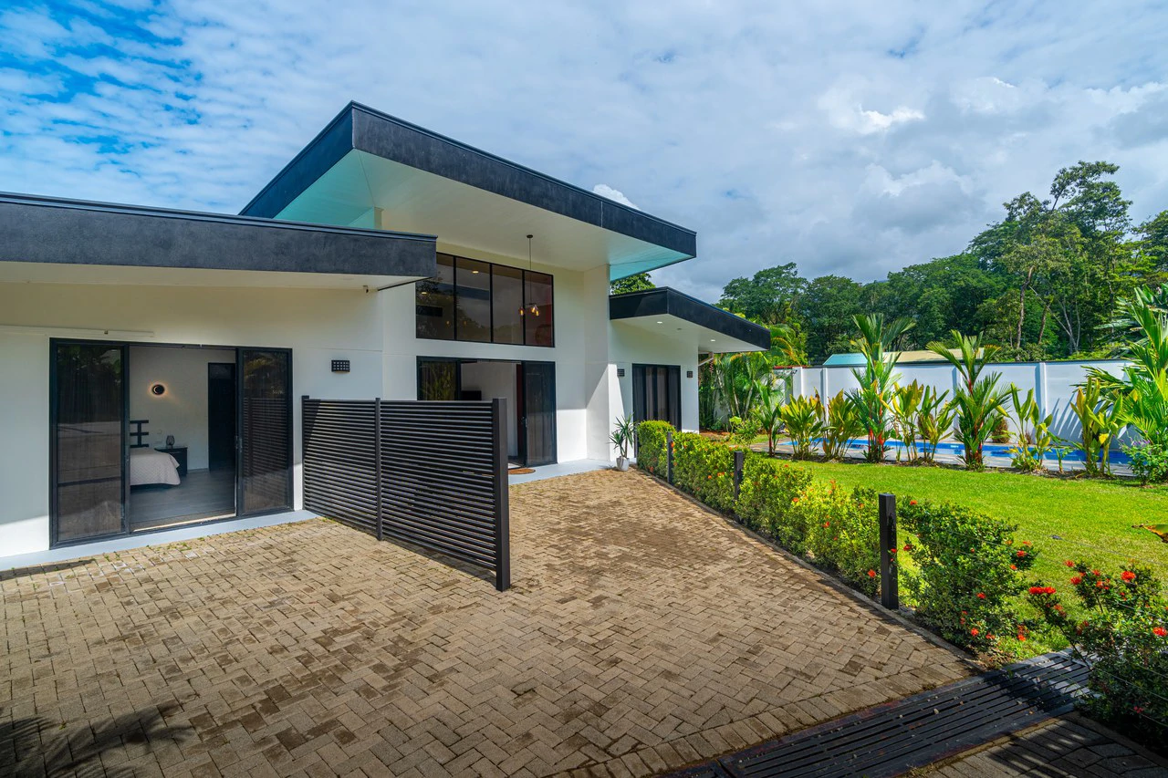 Modern 3 Bedroom Home - Walking distance to it all! - Gallery image 12