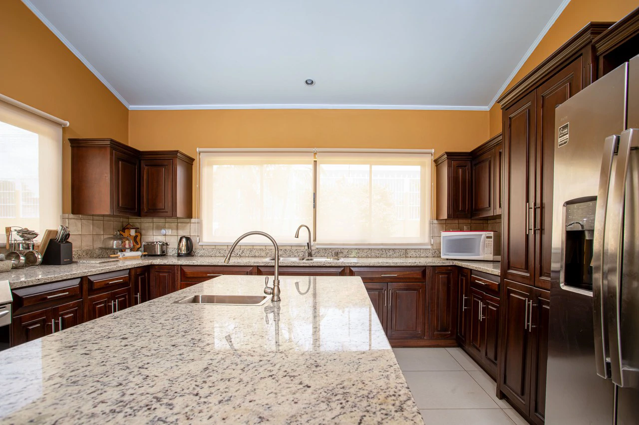 Modern Furnished Home Just 5 Minutes from Downtown Grecia - Gallery image 11