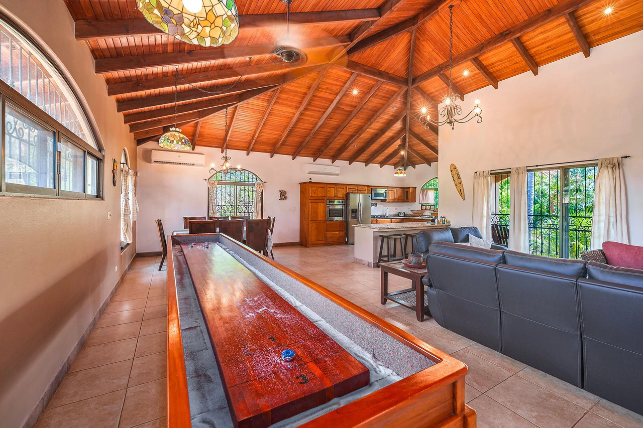 Casa Palacio: Elegant and Palatial 3BR in Gated Community - Gallery image 13