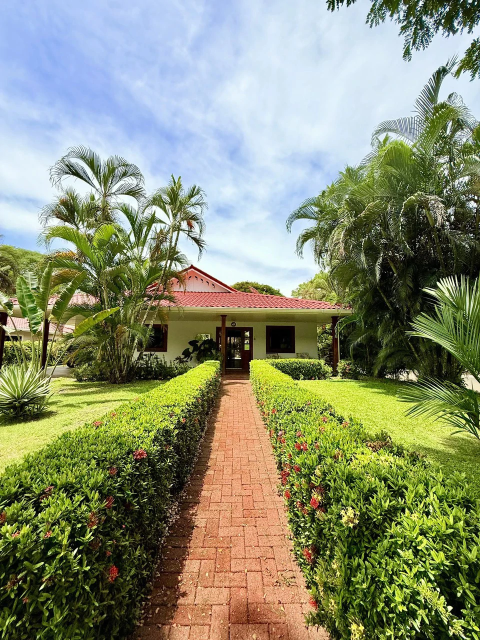 Tropical Villa 519: $629,950 USD Gated Los Delfines Golf & Country Club Beachfront Village. 5 min walk to Swimming beach in Bahia Ballena on the Southern Nicoya Penisula - Gallery image 11