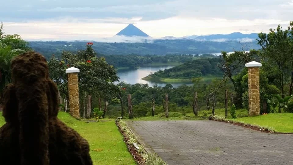 Lake  and Volcano Splendor: Casa Linda Vista: Unique Design To Capture The 270 Degree Views - Gallery image 5