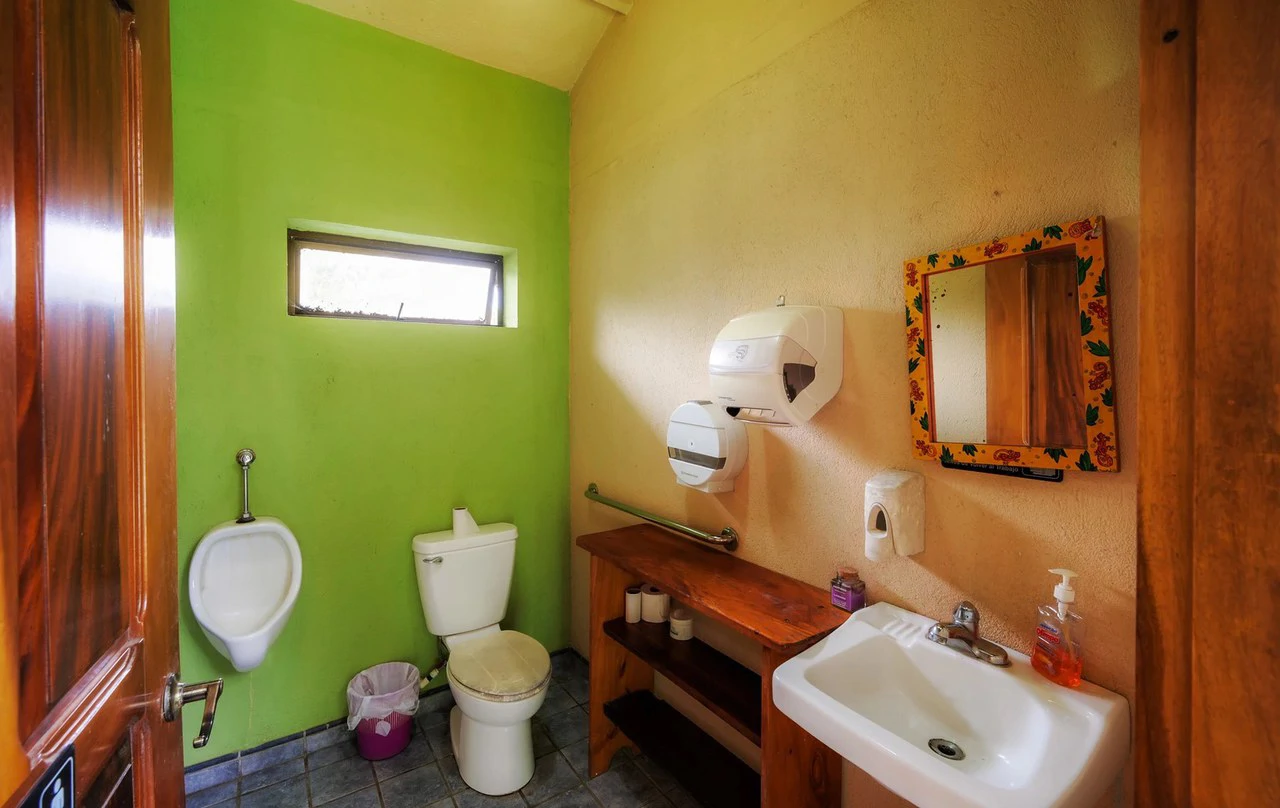 Five Corners Business Hub: Prime location on the main road surrounding Lake Arenal.. Commercial Potential ! - Gallery image 13