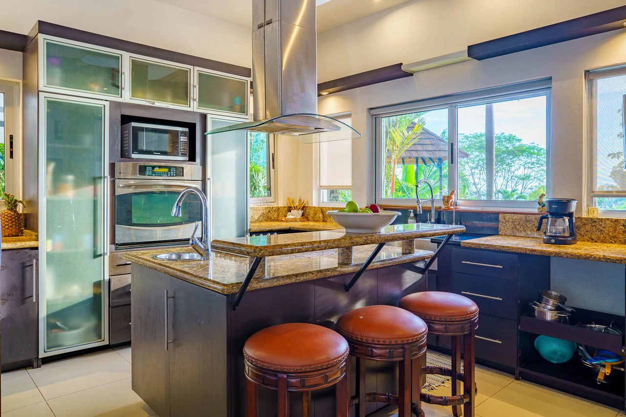 1.42 ACRES – 4 Bedrooms 2 Story Ocean-View Home With 2 Bedroom Guest House In Premium Beach Community, Walk to the Beach! - Gallery image 16