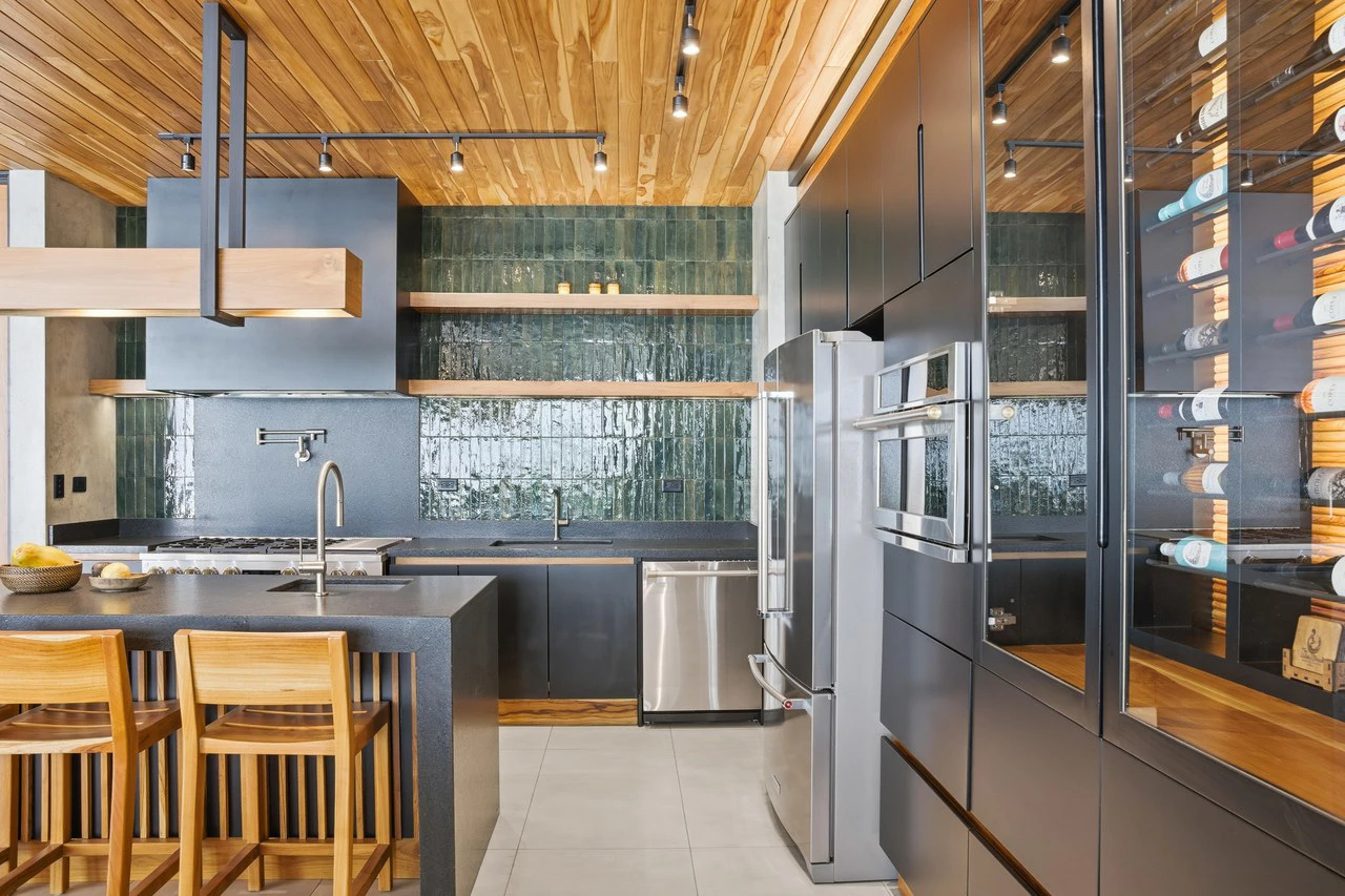 Casa Uchuva: Architectural Harmony of Wood, Stone, and Light - Gallery image 11