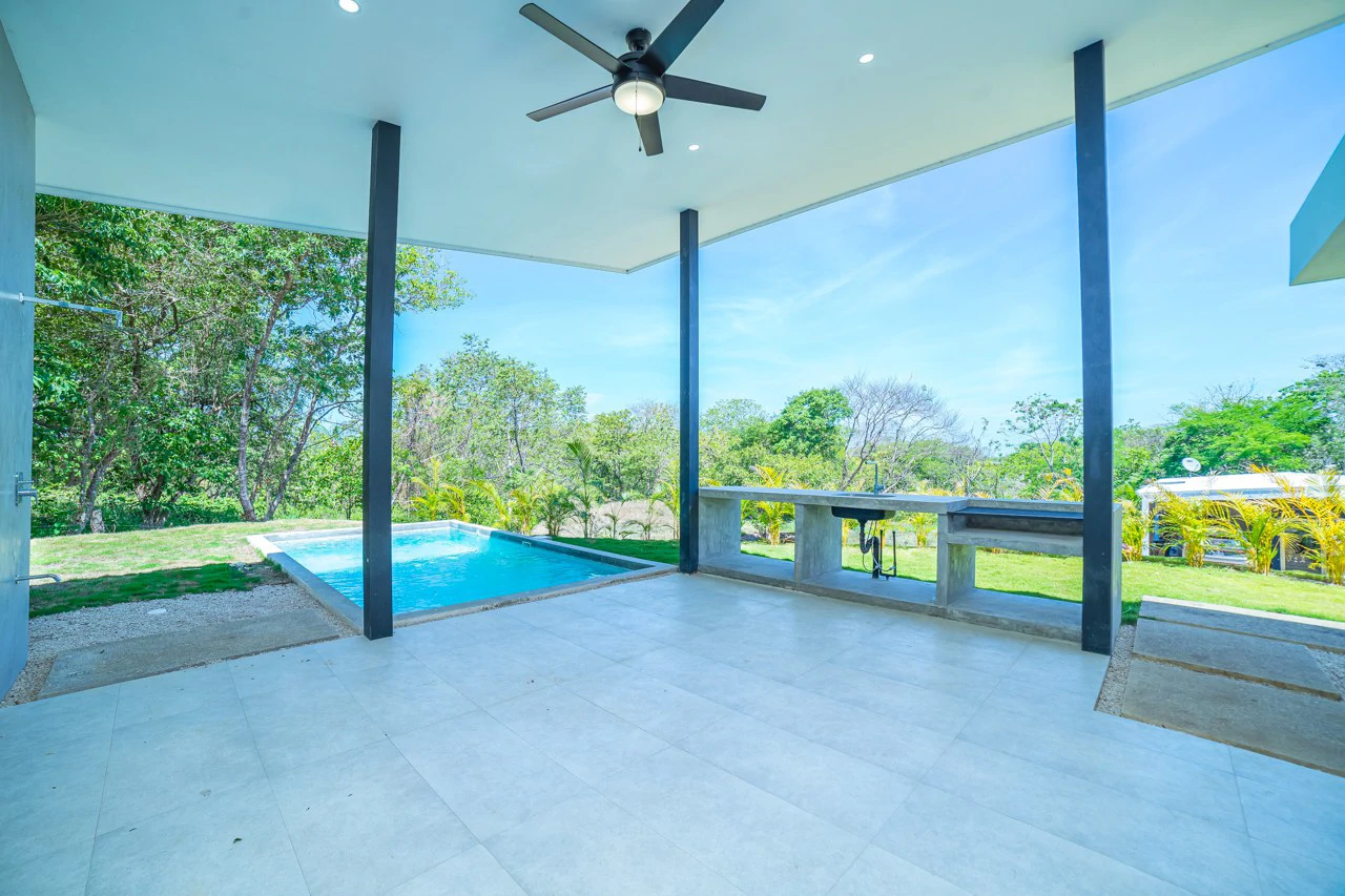 Seaside Bliss: 2-Bedroom Home with Pool, Close to Pristine Beaches - Gallery image 5