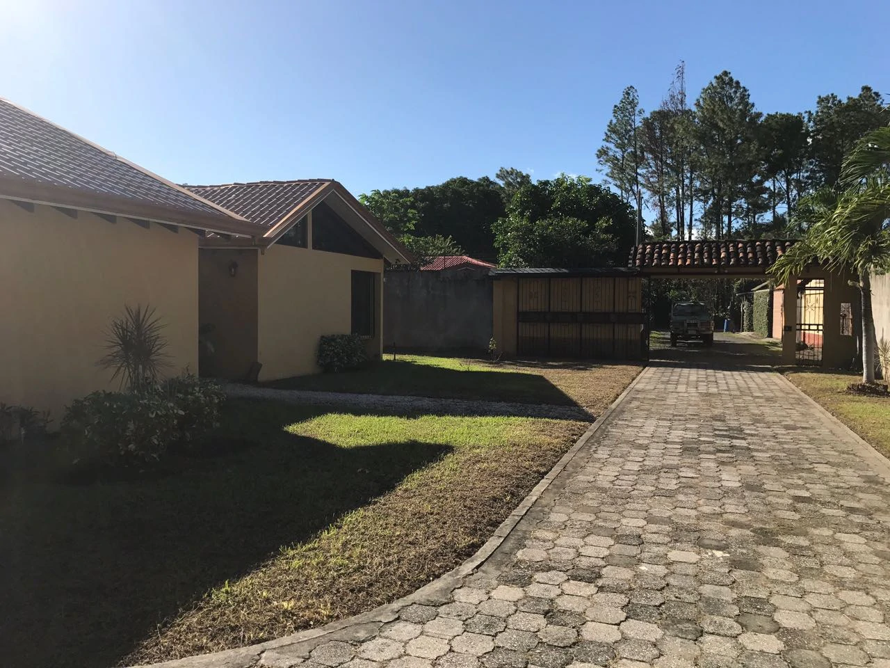 LUXURY HOUSE FOR SALE AND RENT IN LIBERIA: Beautiful luxury home in Liberia, Barrio La Cruz, in excellent location, very safe and quiet - Gallery image 7