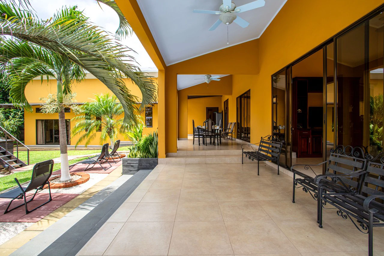 Modern Furnished Home Just 5 Minutes from Downtown Grecia - Gallery image 29