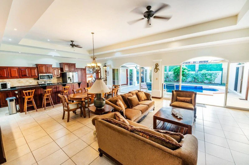 Amazing Casa Grande: Enormous Home with Pool near the Beach in a highly sought after Community! - Gallery image 10