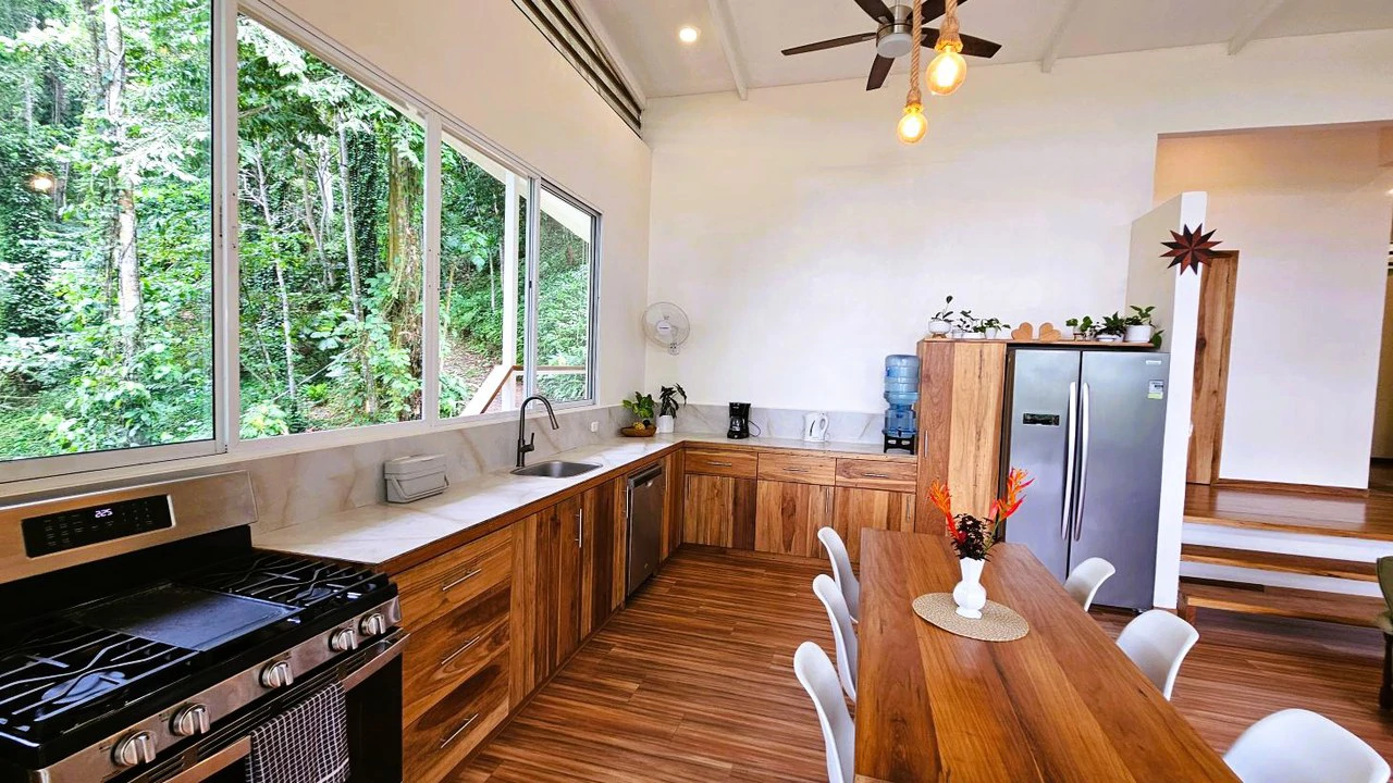 Private Hilltop Home:  with Sweeping Jungle Views & Pool - Gallery image 12