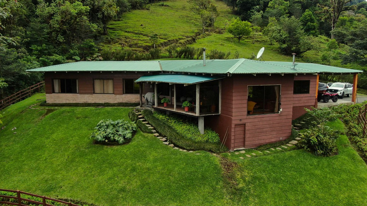 Hidden Paradise in Monteverde. Sierra Verde SV0125: 5 Hectares with Spectacular Views, a Beautiful and Cozy Main House and Caretaker’s Home Just 10 Minutes from Monteverde - Gallery image 6