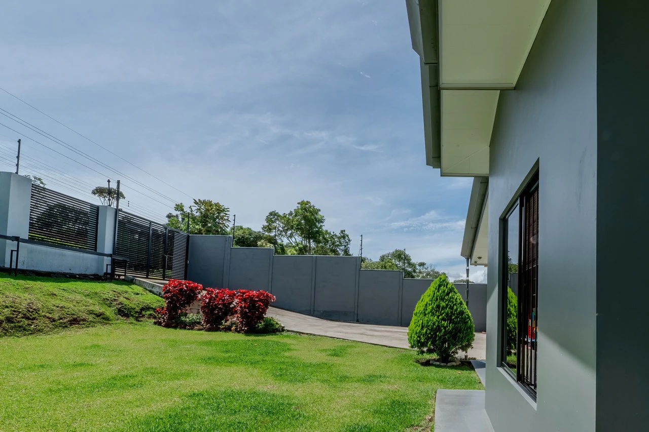 Spacius Home in Pérez Zeledón | 3 bedrooms, 3 Bathrooms - Gallery image 8