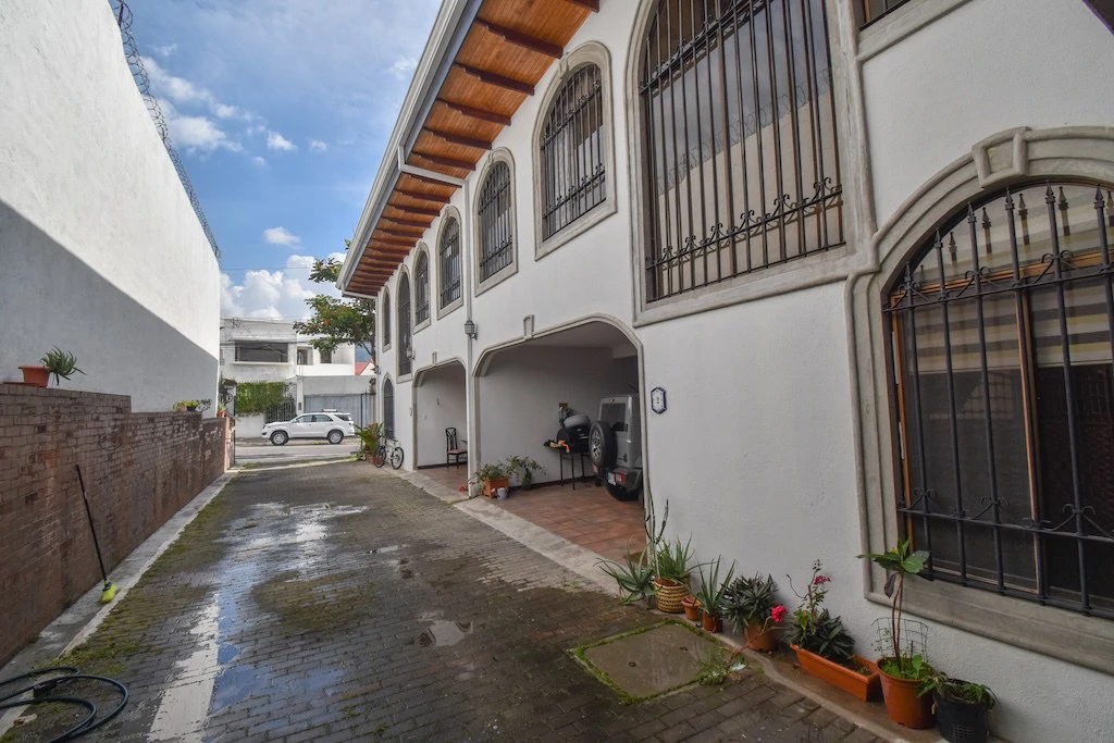 Excelente Oportunidad Propiedad con 2 casas en Trejos Montealegre: House For Sale in Trejos Montealegre - Gallery image 3