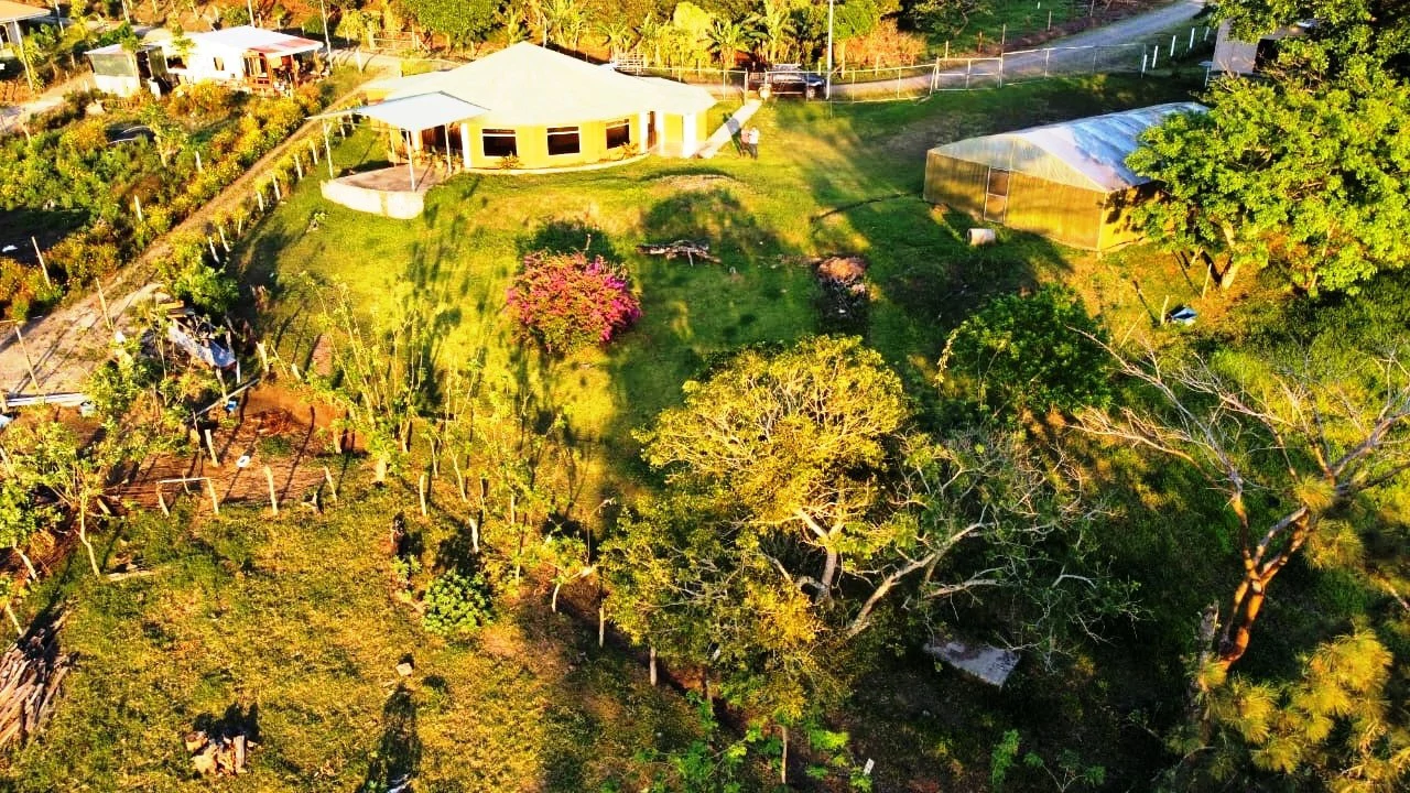 10.350 m2 Lakefront Property on Lake Arenal: Lakefront - 200 m2 bungalow with 10,350 m2 private land (building land) on Lake Arenal - Gallery image 6